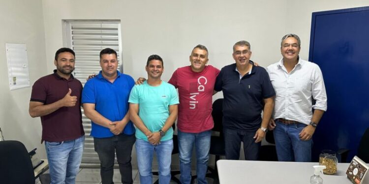 Sérgio Reis anuncia calçamento que liga povoado Olhos D’Água à rodovia