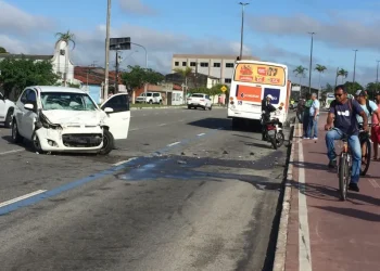 Condutora de um veículo de passeio fica ferida após colidir com ônibus no Bairro Porto Dantas, em Aracaju