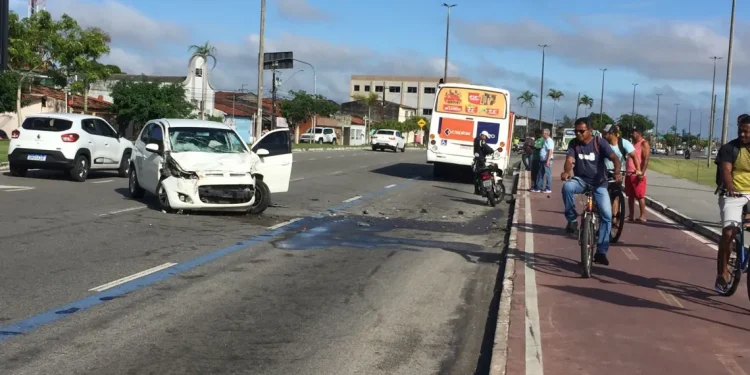 Condutora de um veículo de passeio fica ferida após colidir com ônibus no Bairro Porto Dantas, em Aracaju
