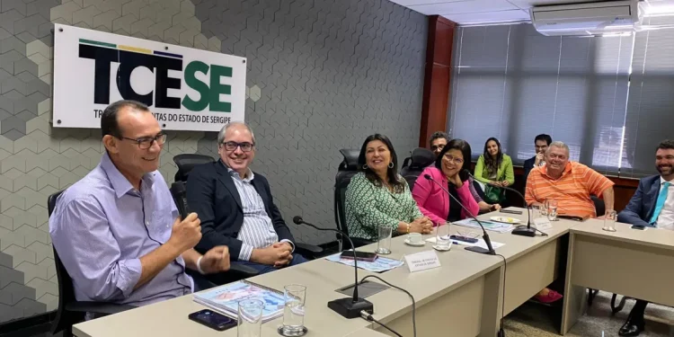 Vice-governador eleito, Zezinho Sobral e Comissão de Transição acompanham estudo do TCE sobre Rede Hospitalar de Saúde