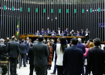 Sem acordo, votação do PL dos Agrotóxicos é adiada para terça-feira