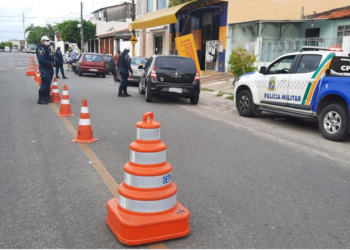 Polícia Militar prende homem com dois simulacros de arma de fogo na Barra dos Coqueiros