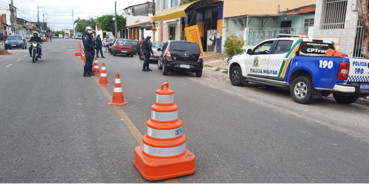 Polícia Militar prende homem com dois simulacros de arma de fogo na Barra dos Coqueiros
