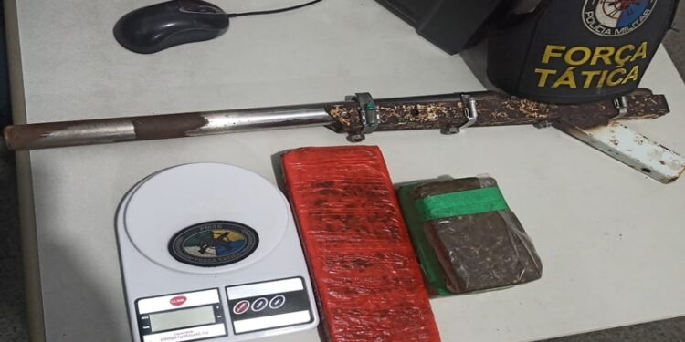 PM apreende arma de fabricação caseira e entorpecente em Aracaju