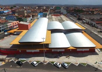 Comerciantes denunciam comércio ilegal na área externa do Mercado Municipal José Corrêa Sobrinho