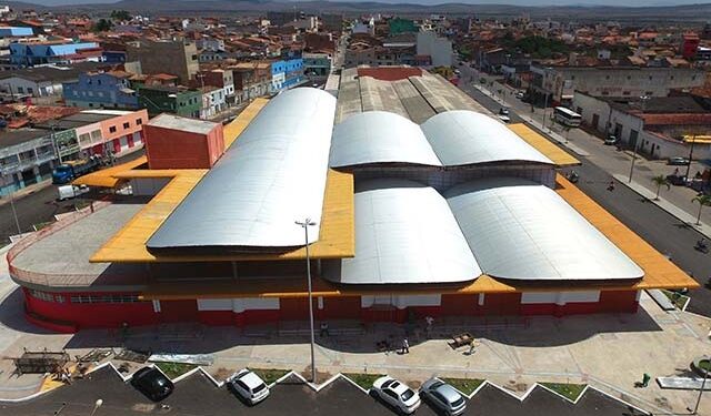 Comerciantes denunciam comércio ilegal na área externa do Mercado Municipal José Corrêa Sobrinho