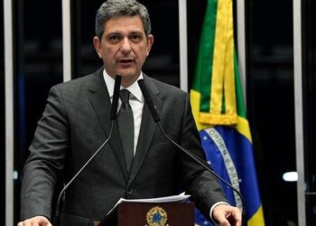 Rogério Carvalho questiona falta de cronograma nacional de vacinação contra a Covid-19