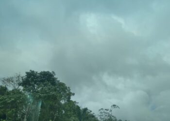 Tempo nublado e chuvas leves predominam durante o fim de semana