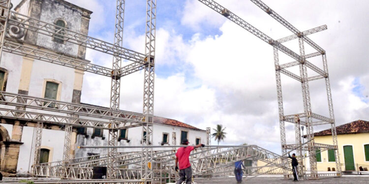 Estruturas dos palcos do 37º FASC começam a ser montadas