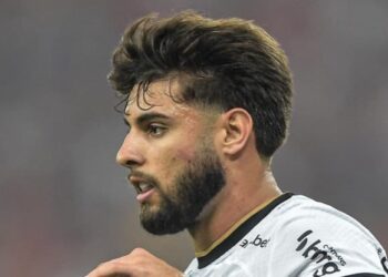 “A gente vai dar uma…”; Yuri Alberto não se intimida e entrega bastidores de Vitor Pereira após expulsão