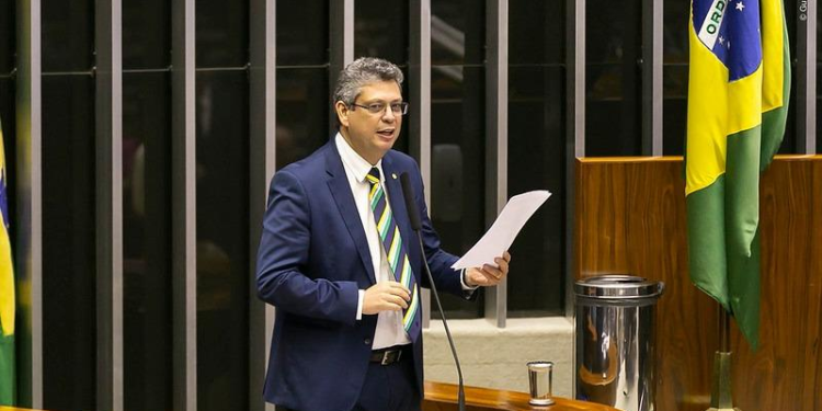 Marcio Macedo apresenta proposta que impede usurpação de símbolos nacionais