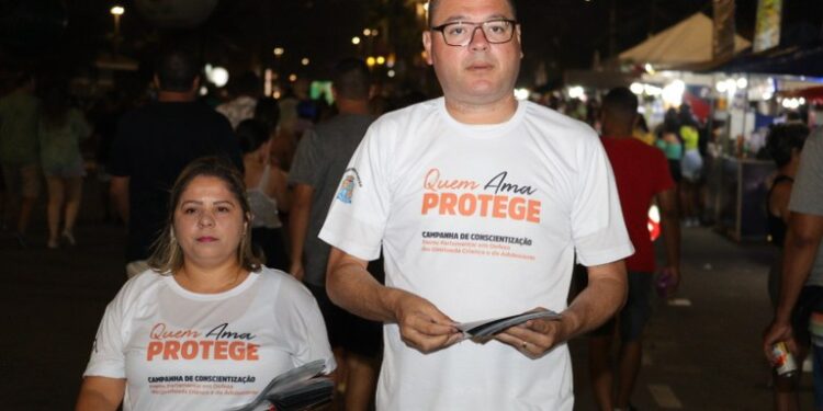 Eduardo Lima faz campanha de conscientização no Pré-Caju contra o abuso infantil