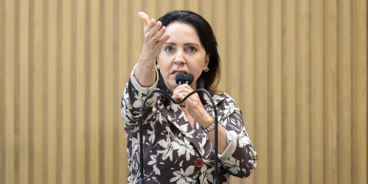 “Licitação em Aracaju é miragem”, afirma Emília Corrêa