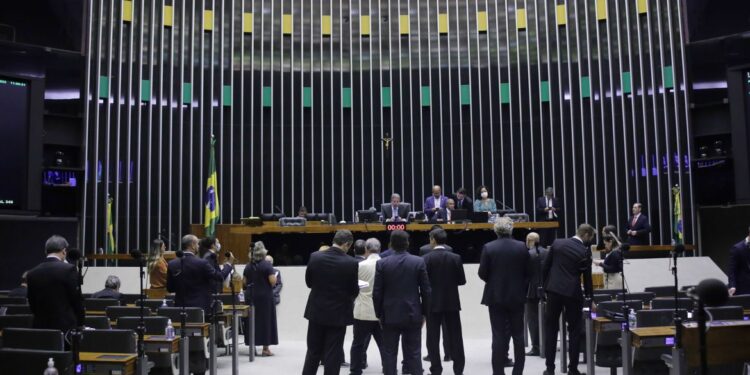 Câmara aprova proposta que regulamenta atividade de lobby no país