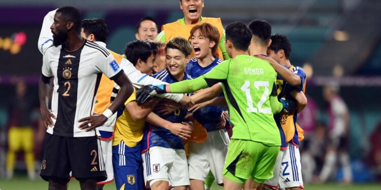 Reservas decidem e Japão supera Alemanha por 2 a 1 na estreia da Copa