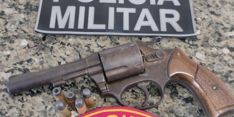 Polícia Militar apreende arma de fogo após tentativa de assalto em transporte coletivo em Laranjeiras