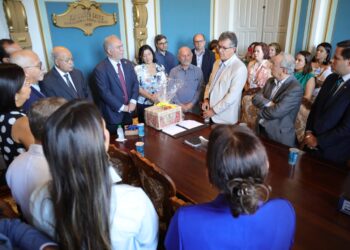 Deputados acompanham visita de ministro ao Hospital de Cirurgia