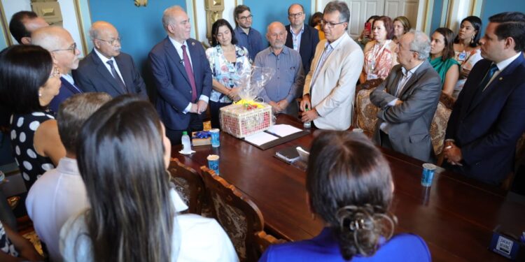 Deputados acompanham visita de ministro ao Hospital de Cirurgia