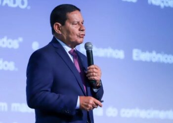 Senador eleito, Mourão diz que vai lutar por impeachment de Moraes