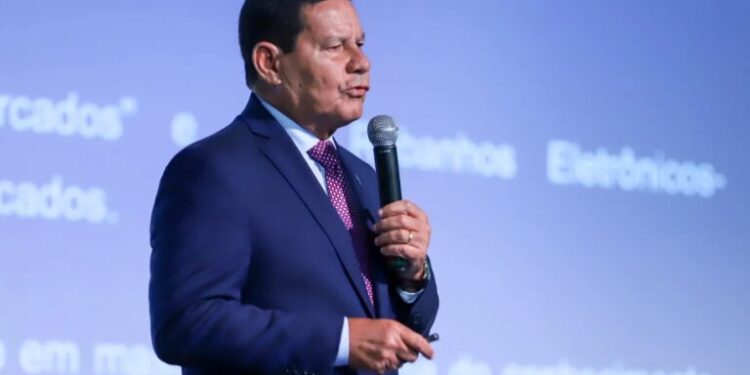 Senador eleito, Mourão diz que vai lutar por impeachment de Moraes