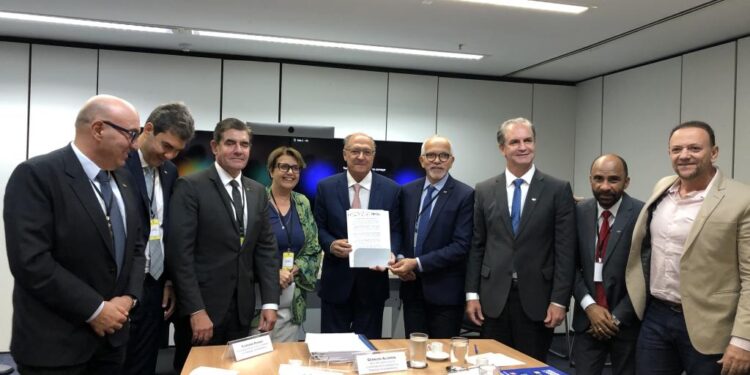 Presidente da FNP, Edvaldo se reúne com o vice-presidente eleito e entrega Carta das Médias e Grandes Cidades