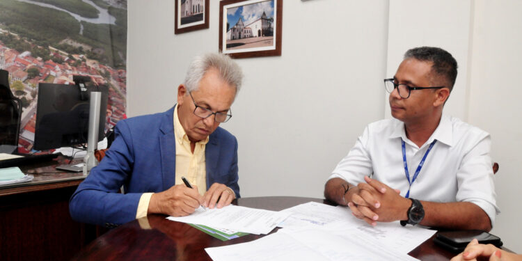 Prefeito de São Cristóvão, Marcos Santana, assina ordem de serviço para pavimentação das quatro ruas da Portelinha