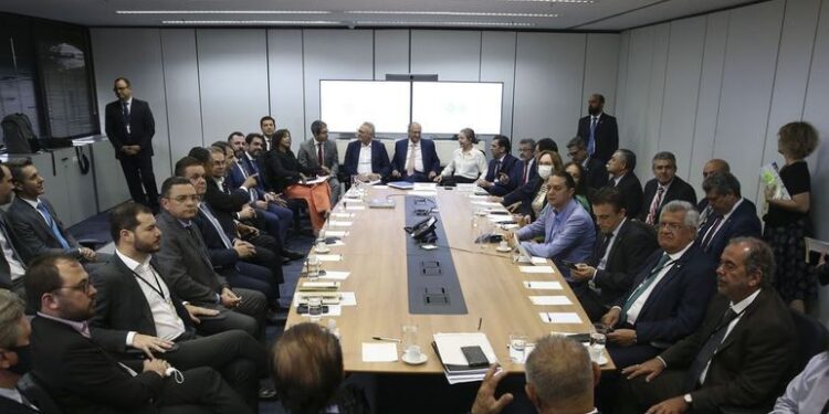 Transição vai sugerir a Lula barrar privatizações de Correios, Dataprev e Porto de Santos