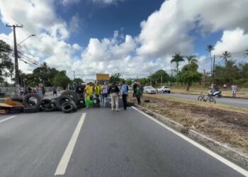 Bloqueios em rodovias contra resultado das urnas entram no 2º dia; governadores mandam PM liberar vias