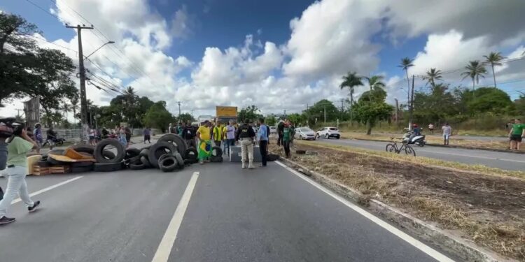 Bloqueios em rodovias contra resultado das urnas entram no 2º dia; governadores mandam PM liberar vias