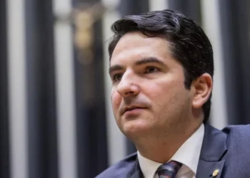 Dos oito deputados sergipanos, apenas Gustinho votou contra texto-base da PEC da Transição