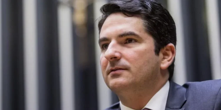 Dos oito deputados sergipanos, apenas Gustinho votou contra texto-base da PEC da Transição