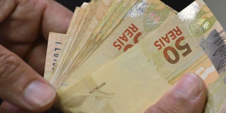 Salário mínimo sobe para R$ 1.302 em 1º de janeiro