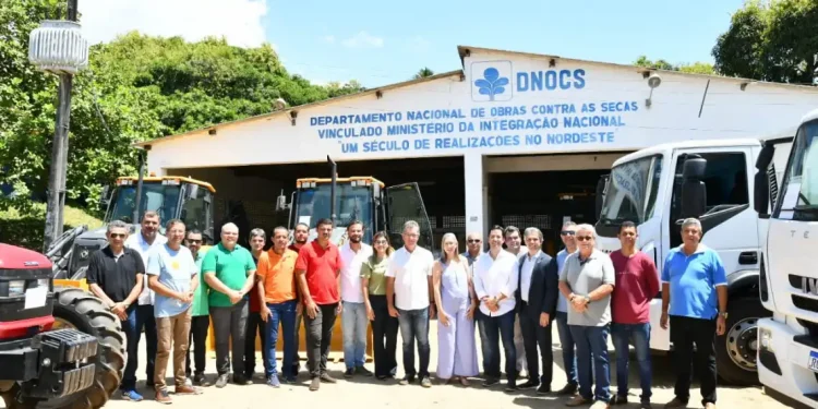 Deputado e senador eleito, Laércio Oliveira entrega caminhões e tratores para Prefeituras e associações de pequenos produtores