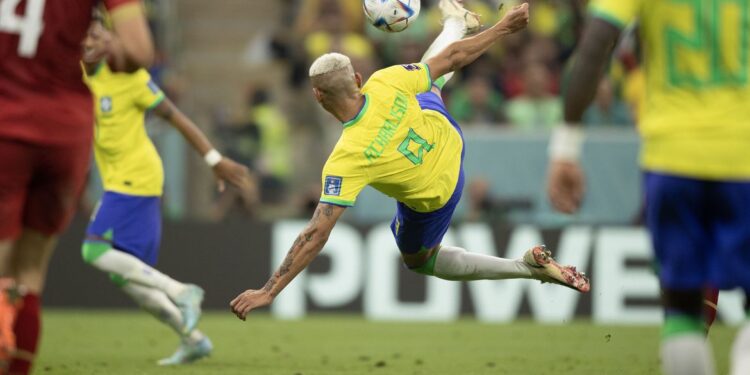 Gol de voleio de Richarlison é eleito o mais bonito da Copa do Catar