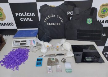 Denarc apreende colete balístico, drogas, balanças e prensa metálica em Aracaju