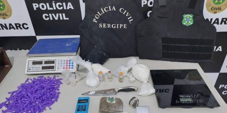 Denarc apreende colete balístico, drogas, balanças e prensa metálica em Aracaju