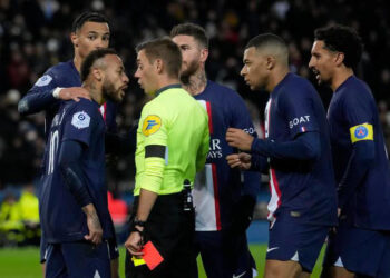 Neymar deixa estádio antes do fim do jogo do PSG após expulsão por simulação e tapa em rival