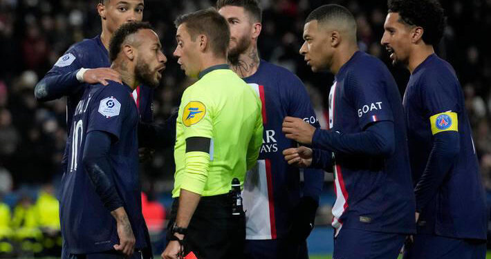 Neymar deixa estádio antes do fim do jogo do PSG após expulsão por simulação e tapa em rival