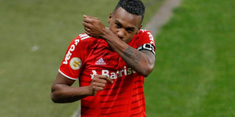 Gigante brasileiro fecha a contratação de Edenilson, do Inter, por R$ 5 milhões, afirma portal