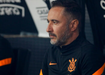 Com ‘aval’ de Vítor Pereira, Flamengo decide vender importante nome do elenco; jogador tem ofertas da Europa