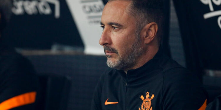 Com ‘aval’ de Vítor Pereira, Flamengo decide vender importante nome do elenco; jogador tem ofertas da Europa