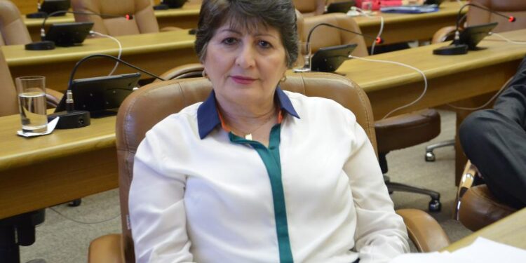 “Gratidão”: Maria recapitula trajetória e recebe homenagens em despedida da Alese