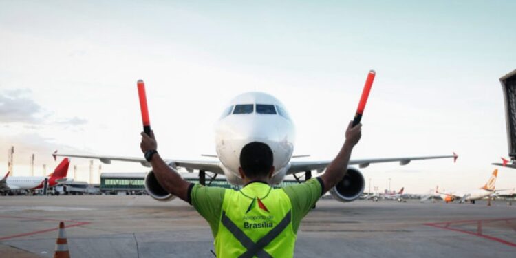 Aeronautas convocam assembleia para discutir greve