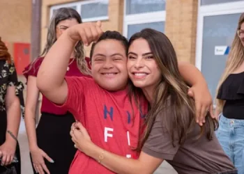 Yandra Moura visita Centro Especializado em Reabilitação e coloca mandato à disposição