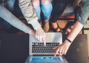 Distração com o PIX e sites falsos: os cuidados com as compras de Natal