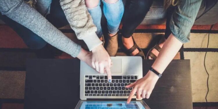 Distração com o PIX e sites falsos: os cuidados com as compras de Natal