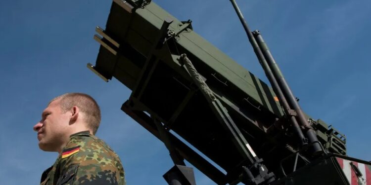 EUA prontos para enviar sistema de defesa aérea avançado para a Ucrânia, diz imprensa americana