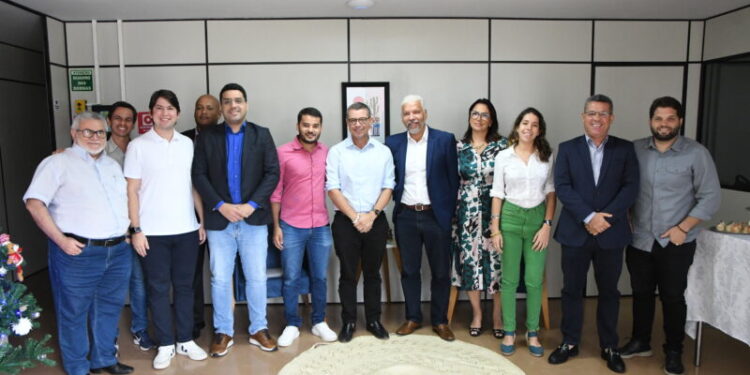 Fábio Mitidieri discute investimentos em turismo religioso com grupo de investidores