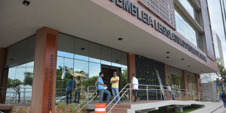 Assembleia confirma ponto facultativo na sexta-feira, 23