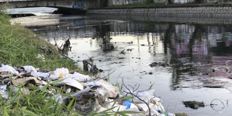 Apenas 85,7% dos municípios brasileiros tem coleta de esgoto